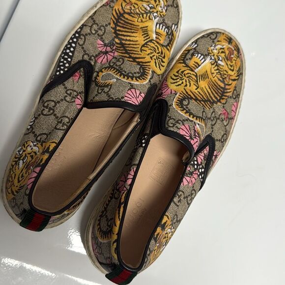 Gucci Print Sneaker Tiger Design AUTHENTIC - Like New - Size 39 Slip on Sneaker - Picture 5 of 7